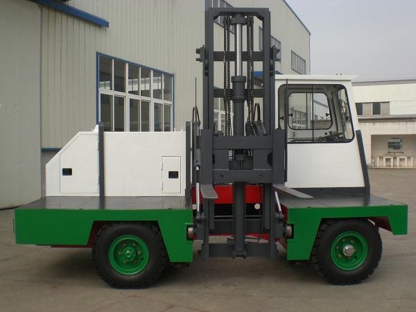 CCD-2C Model 2 ton electric sideloaders
